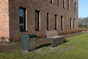 Terreininrichting met straatmeubilair en berging