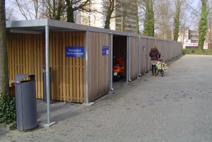 VU Amstelveen met fietsenstalling en rokersafdak