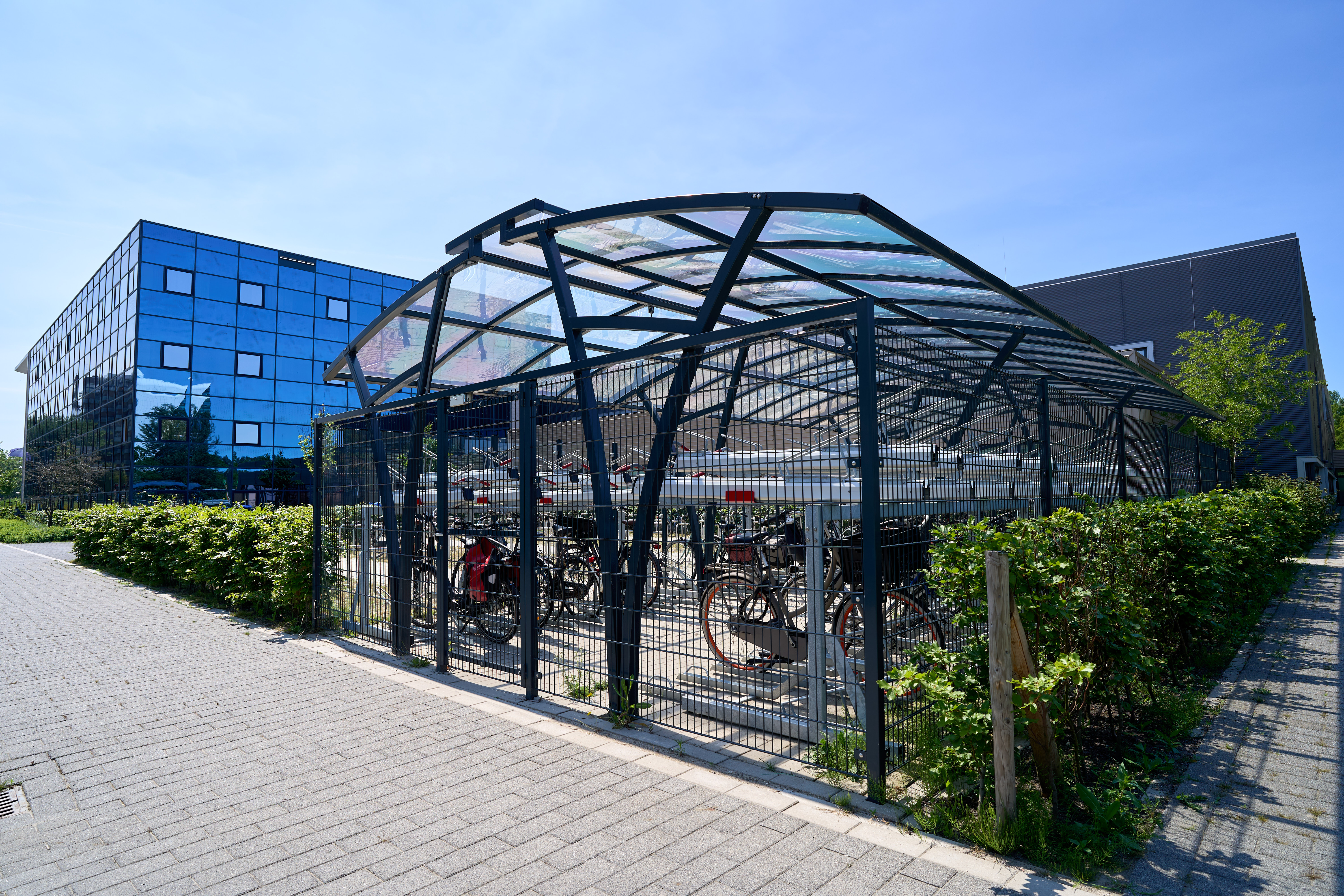 Op maat gemaakte transparante fietsenstalling met etagerekken voor Universiteit Leiden