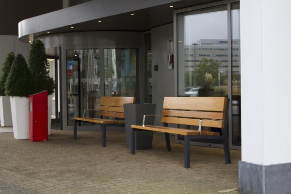 straatmeubilair zitbank buitenbank holiday inn
