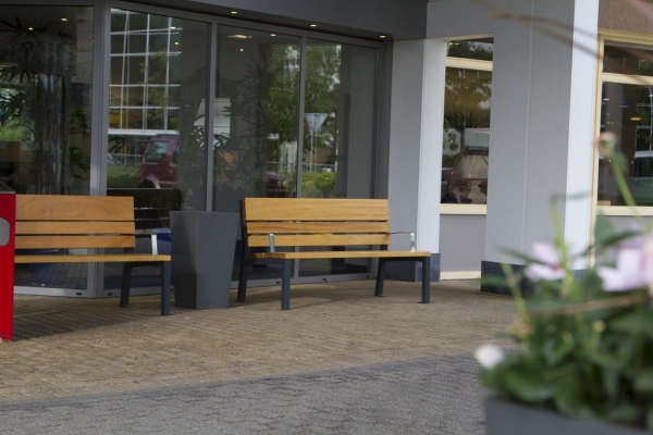 straatmeubilair zitbank buitenbank holiday inn