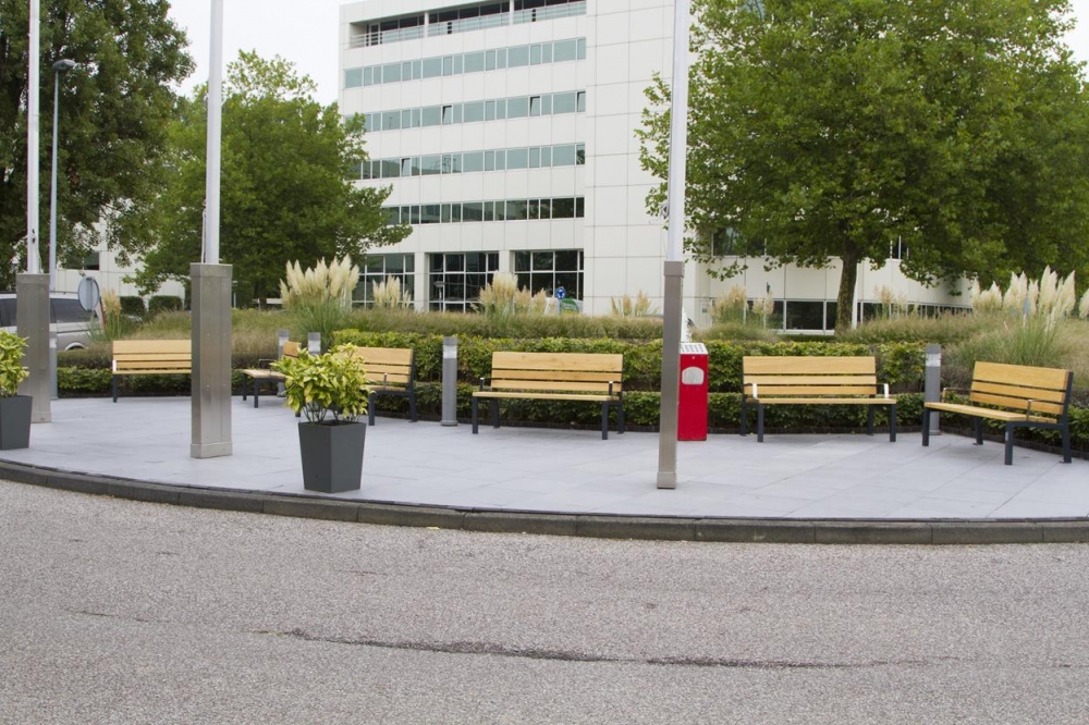 straatmeubilair zitbank buitenbank holiday inn