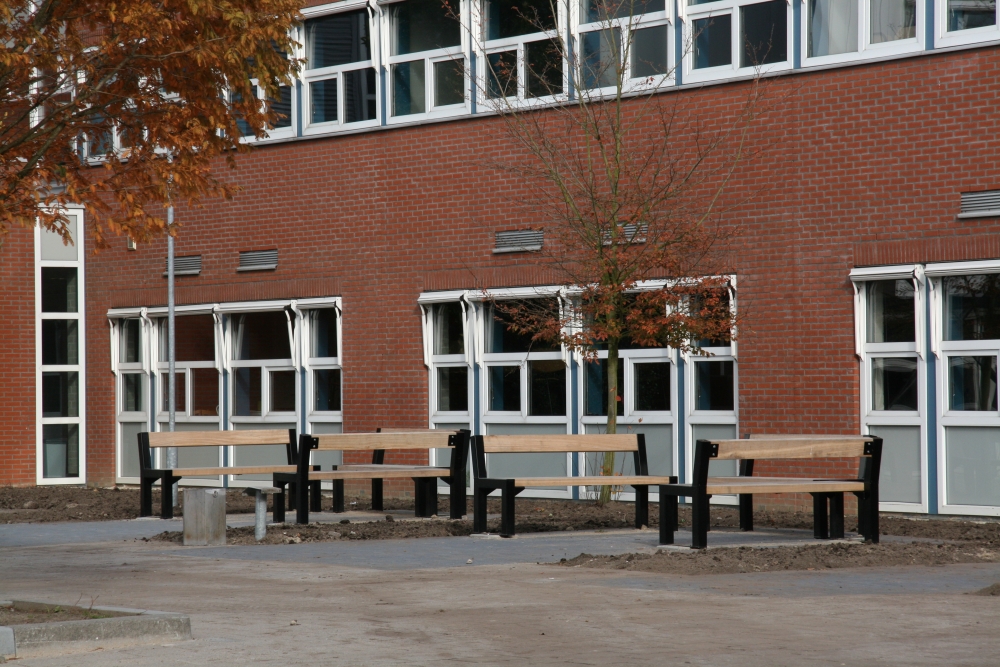 Inrichting schoolplein met Falco banken