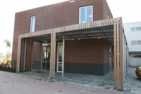 Asymmetrische fietsenstalling met doorlopende overkapping