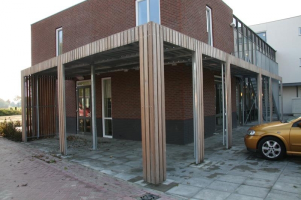 Asymmetrische fietsenstalling met doorlopende overkapping