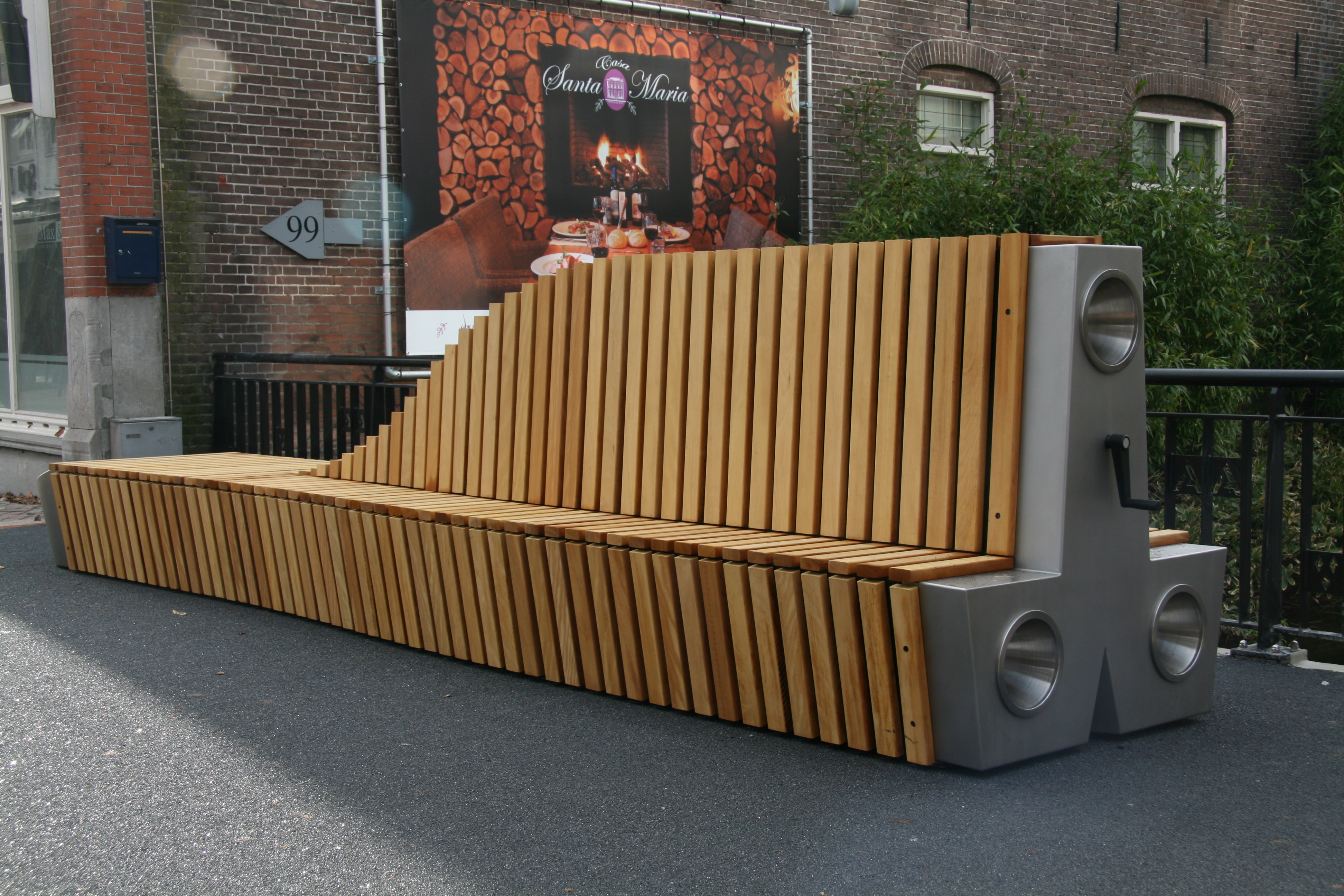 Spaceshuttle-bank ter ere van Wubbo Ockels