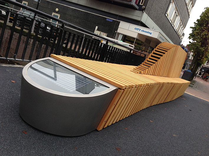 Spaceshuttle-bank ter ere van Wubbo Ockels