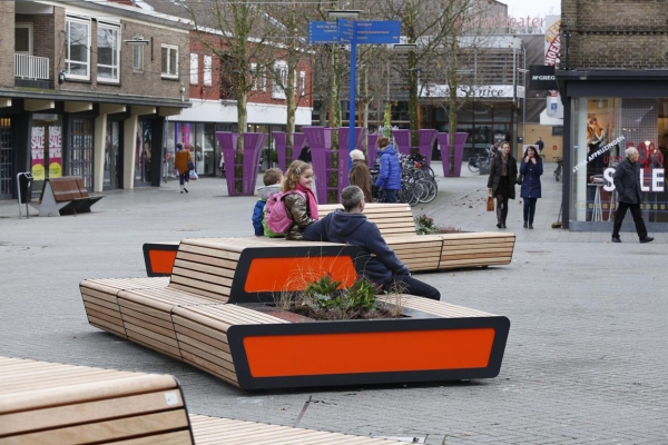 Falco plaatst unieke banken in stadscentrum  Hengelo