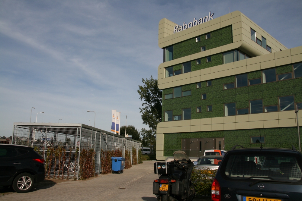 Berging FalcoLok met groene wandbekleding en groendak