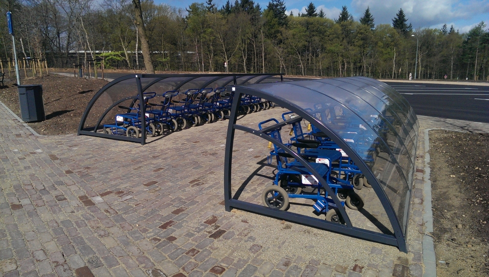 Overkapte rolstoelen voor Openluchtmuseum Arnhem