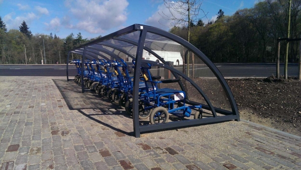 Overkapte rolstoelen voor Openluchtmuseum Arnhem