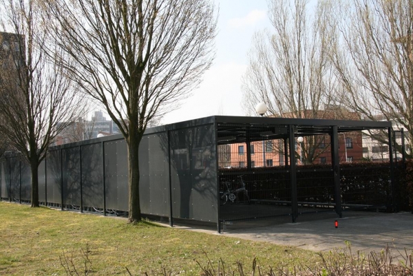 Fietsoverkapping voor Crucell met tralie en perfo