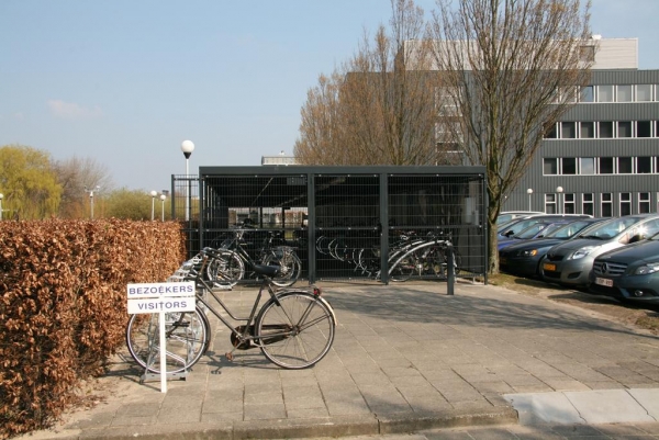 Fietsoverkapping voor Crucell met tralie en perfo