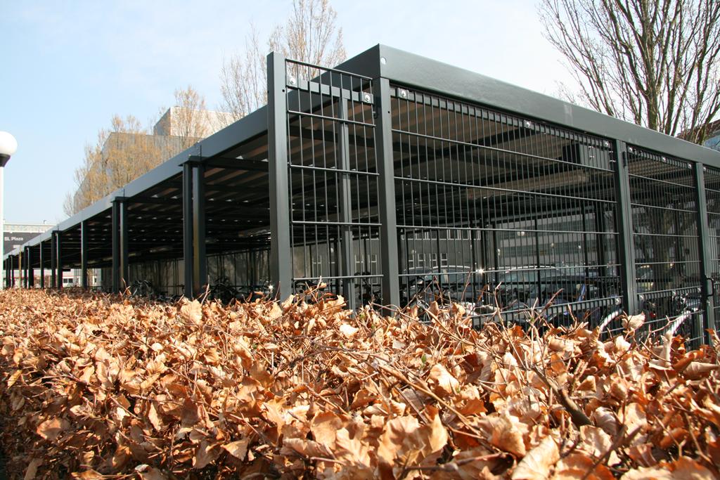 Fietsoverkapping voor Crucell met tralie en perfo