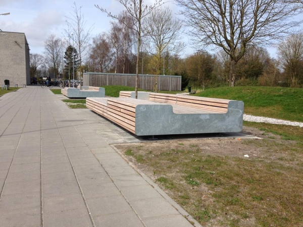 Buitenterrein rsg Wiringherlant ondergaat metamorfose met Falco straatmeubilair