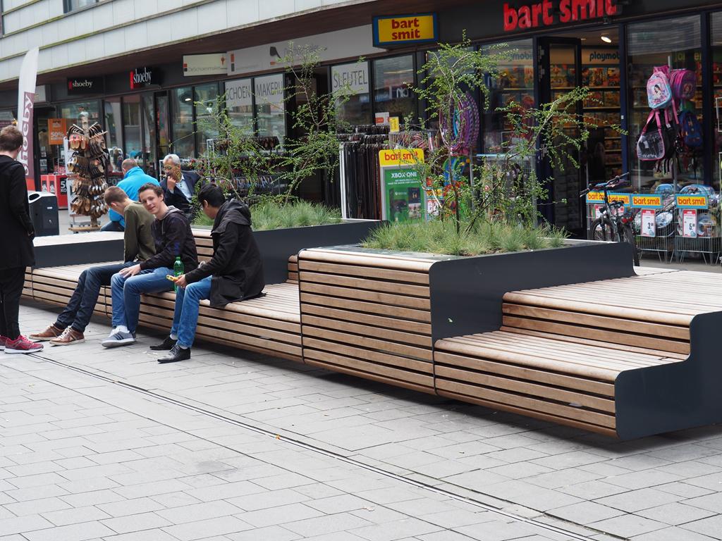 FalcoLinea boombakken en XXL banken voor centrum Stadshagen, Zwolle