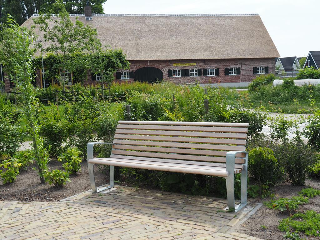 Jong en oud samen op Falco banken in generatietuin