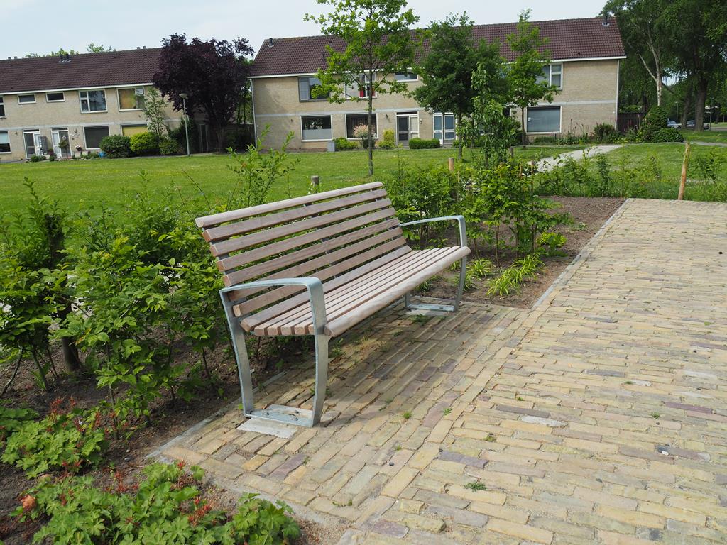 Jong en oud samen op Falco banken in generatietuin