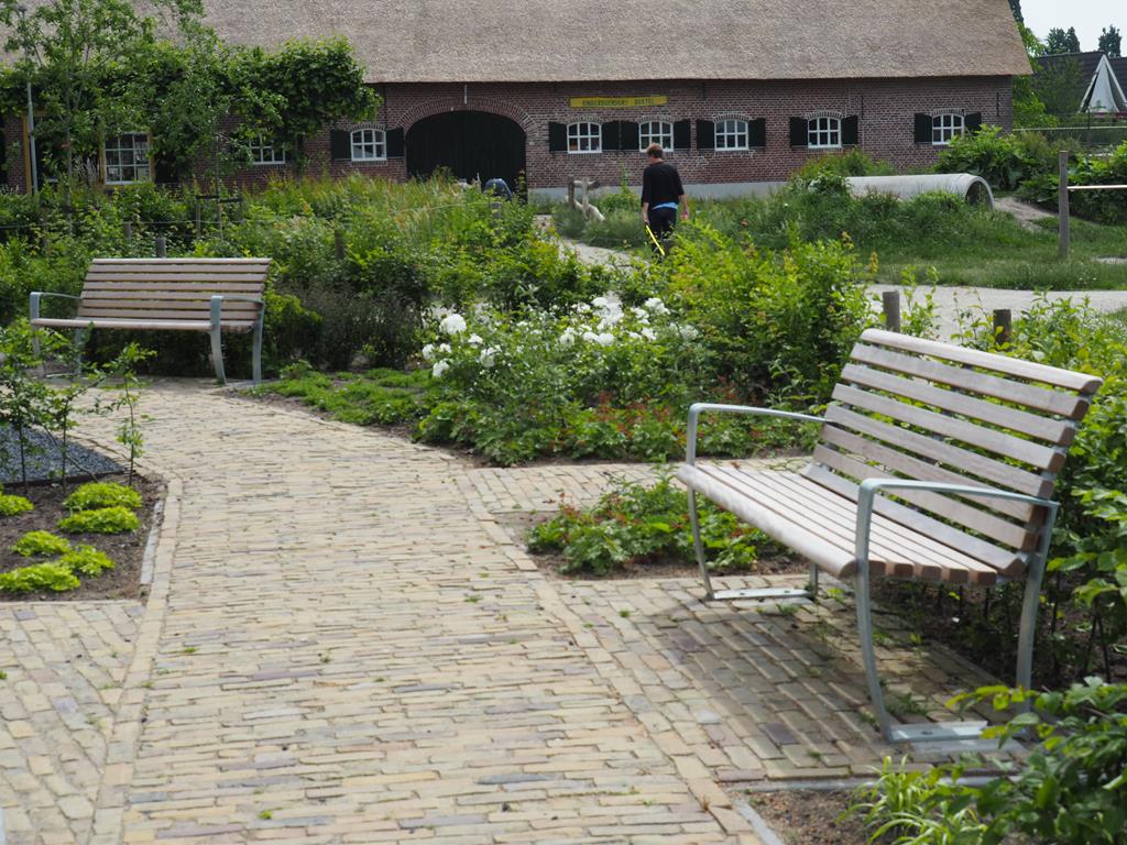 Jong en oud samen op Falco banken in generatietuin