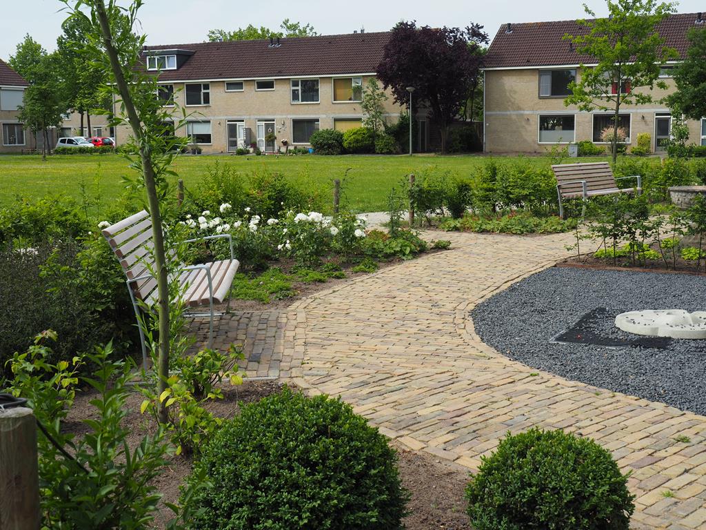 Jong en oud samen op Falco banken in generatietuin