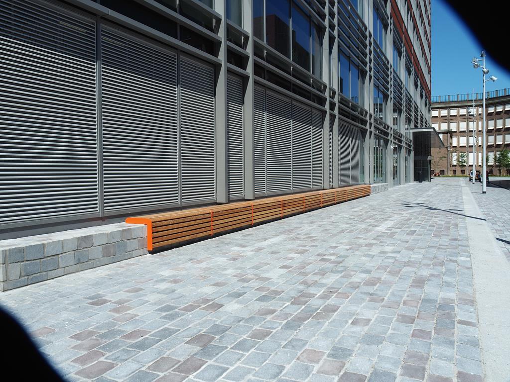 Straatmeubilair FalcoLinea kleurt oranje op de Amstel Campus