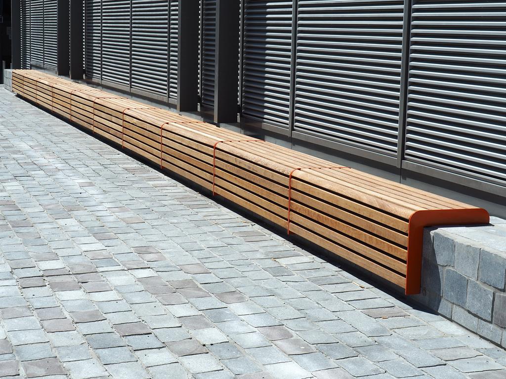 Straatmeubilair FalcoLinea kleurt oranje op de Amstel Campus