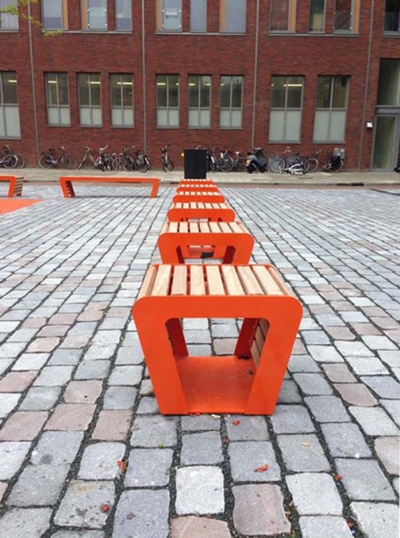 Straatmeubilair FalcoLinea kleurt oranje op de Amstel Campus