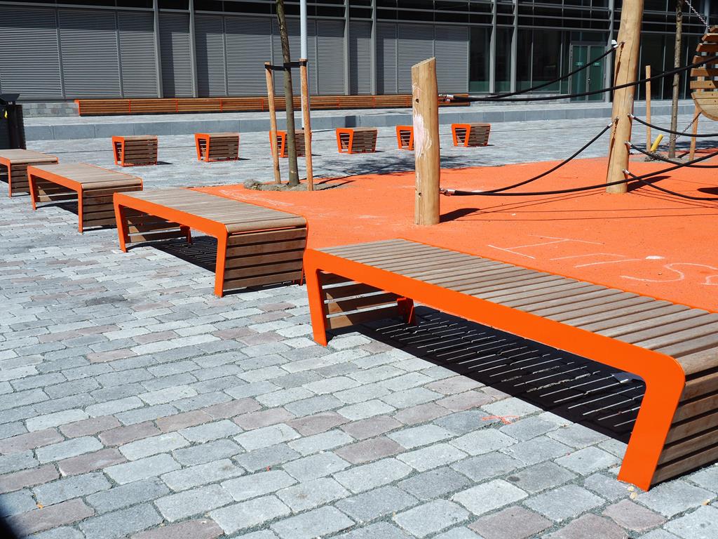 Straatmeubilair FalcoLinea kleurt oranje op de Amstel Campus