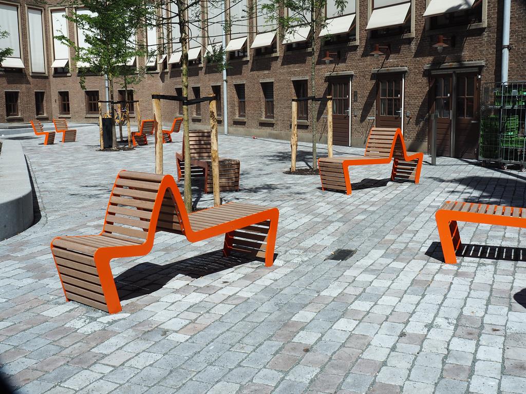 Straatmeubilair FalcoLinea kleurt oranje op de Amstel Campus