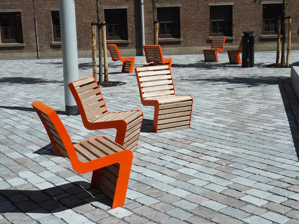 Straatmeubilair FalcoLinea kleurt oranje op de Amstel Campus