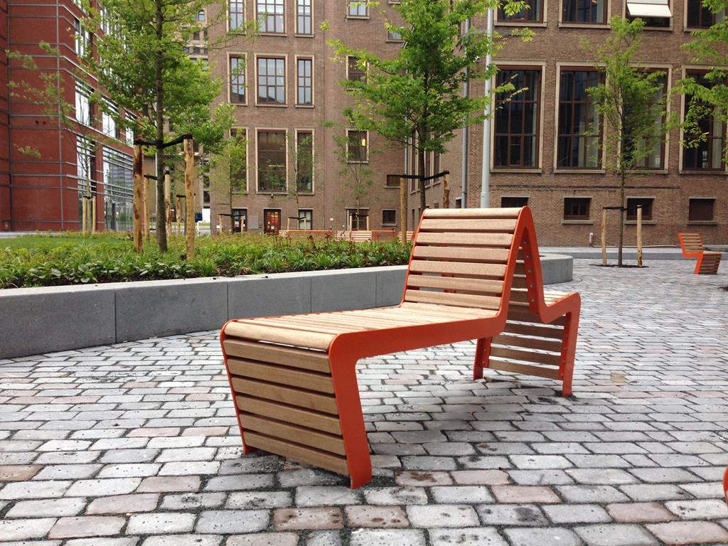Straatmeubilair FalcoLinea kleurt oranje op de Amstel Campus
