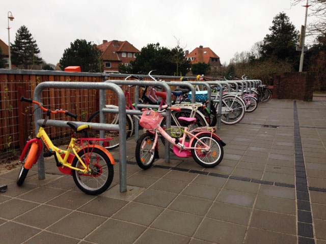 Berg- en fietsparkeerruimte op het schoolplein?
