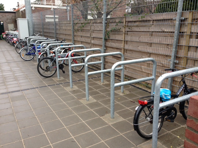 Berg- en fietsparkeerruimte op het schoolplein?