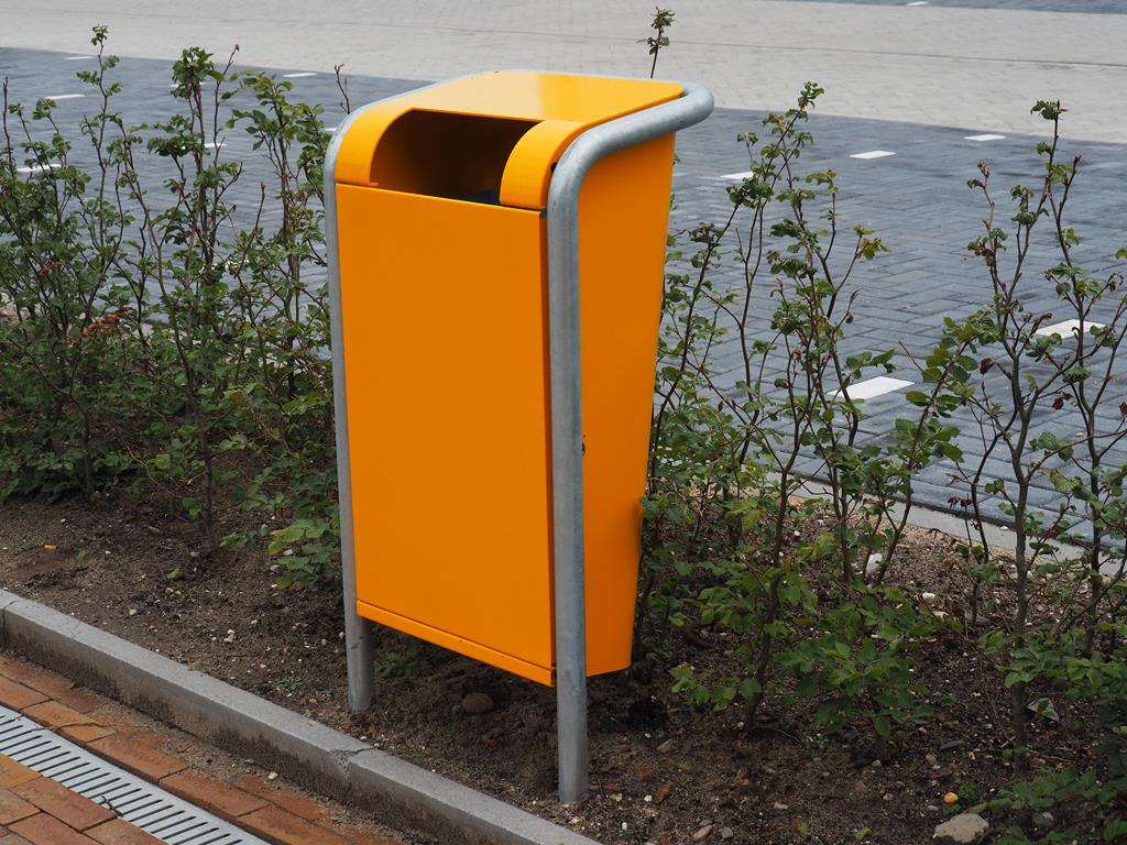 Uitneembare palen en afvalbakken voor terrein Arentheem College