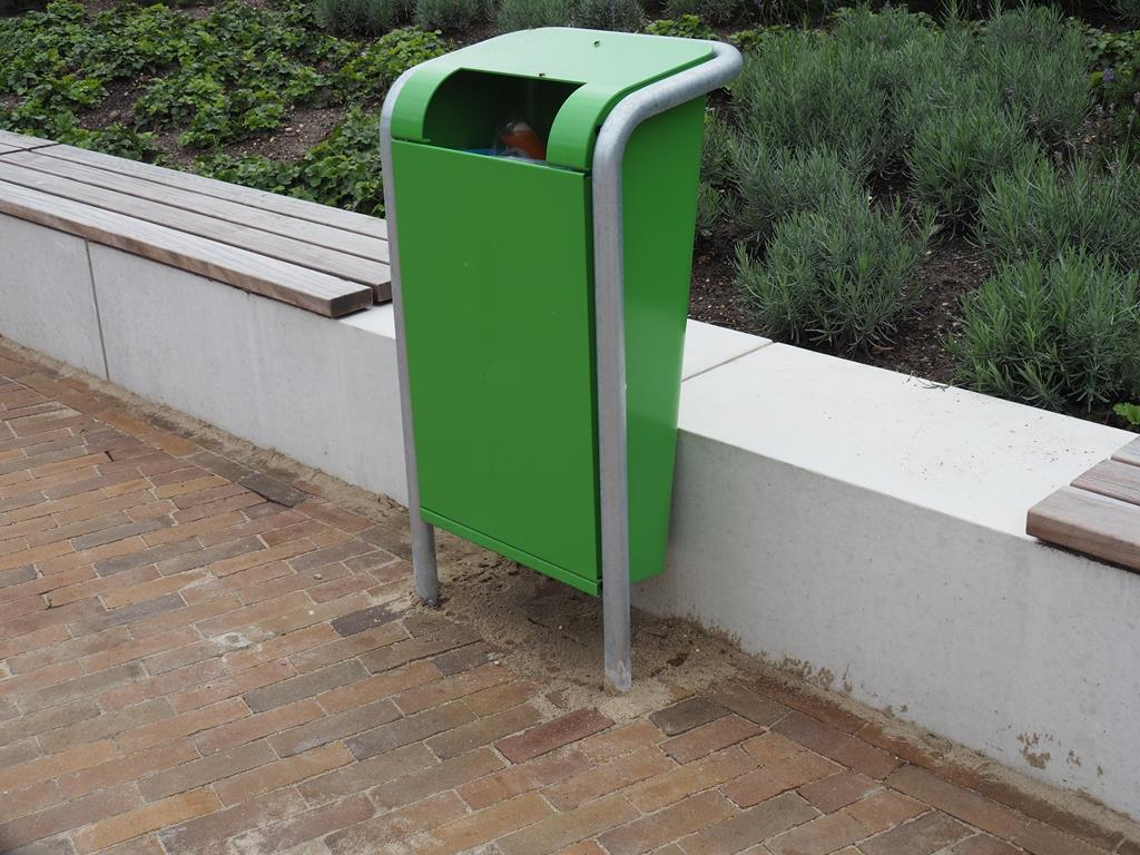 Uitneembare palen en afvalbakken voor terrein Arentheem College