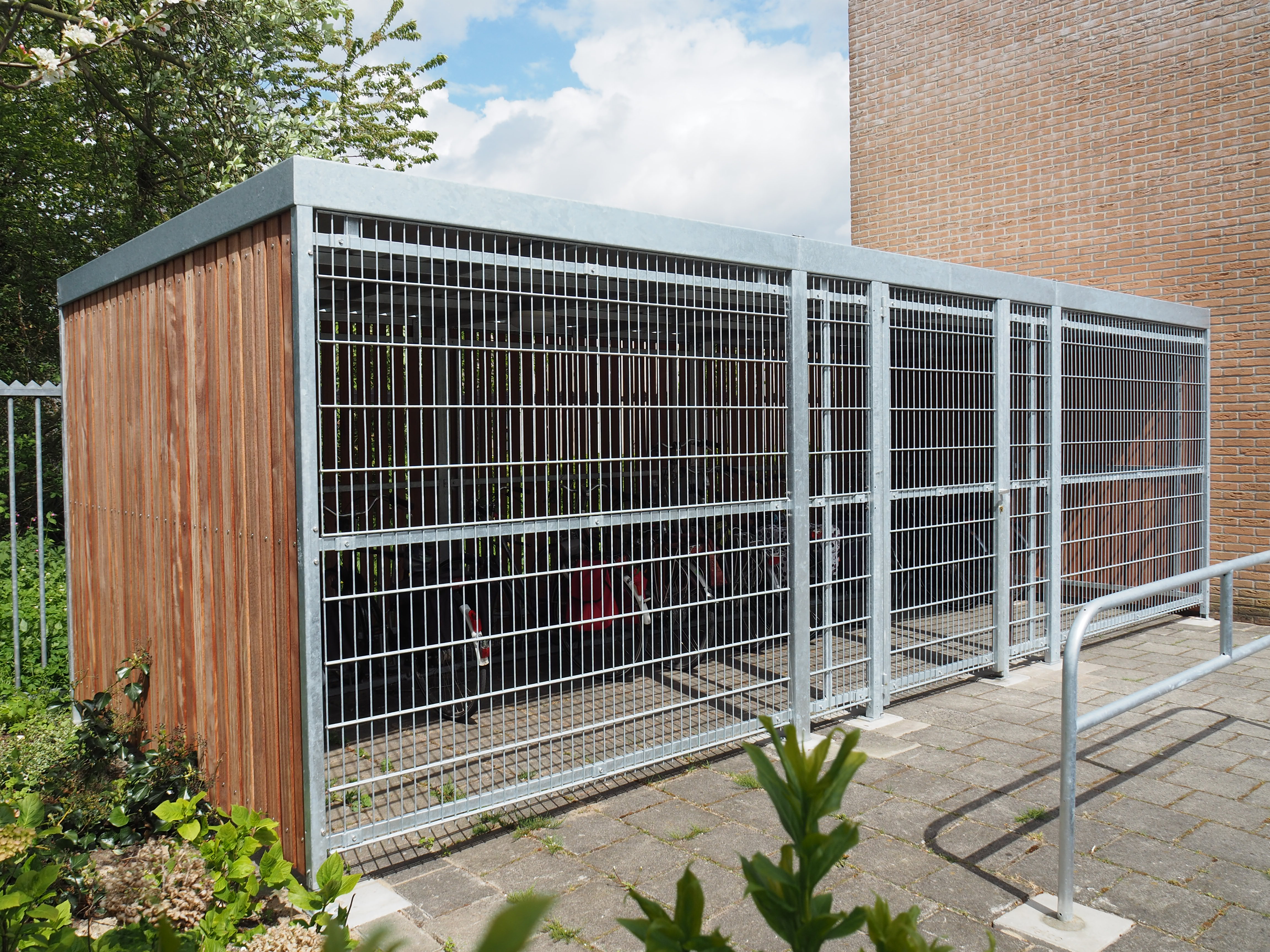 Overkapping FalcoLok met traliepanelen en deur