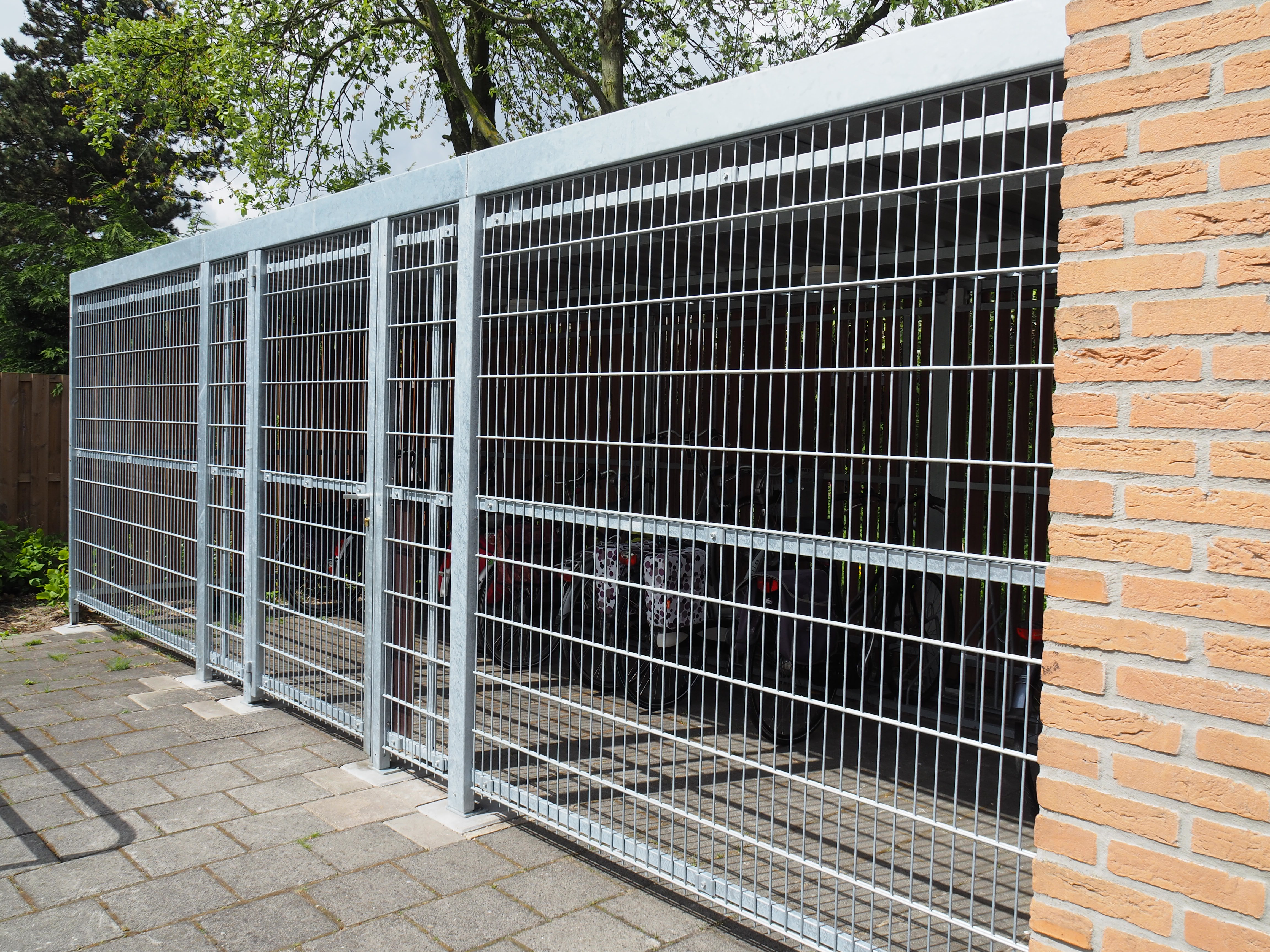 Overkapping FalcoLok met traliepanelen en deur