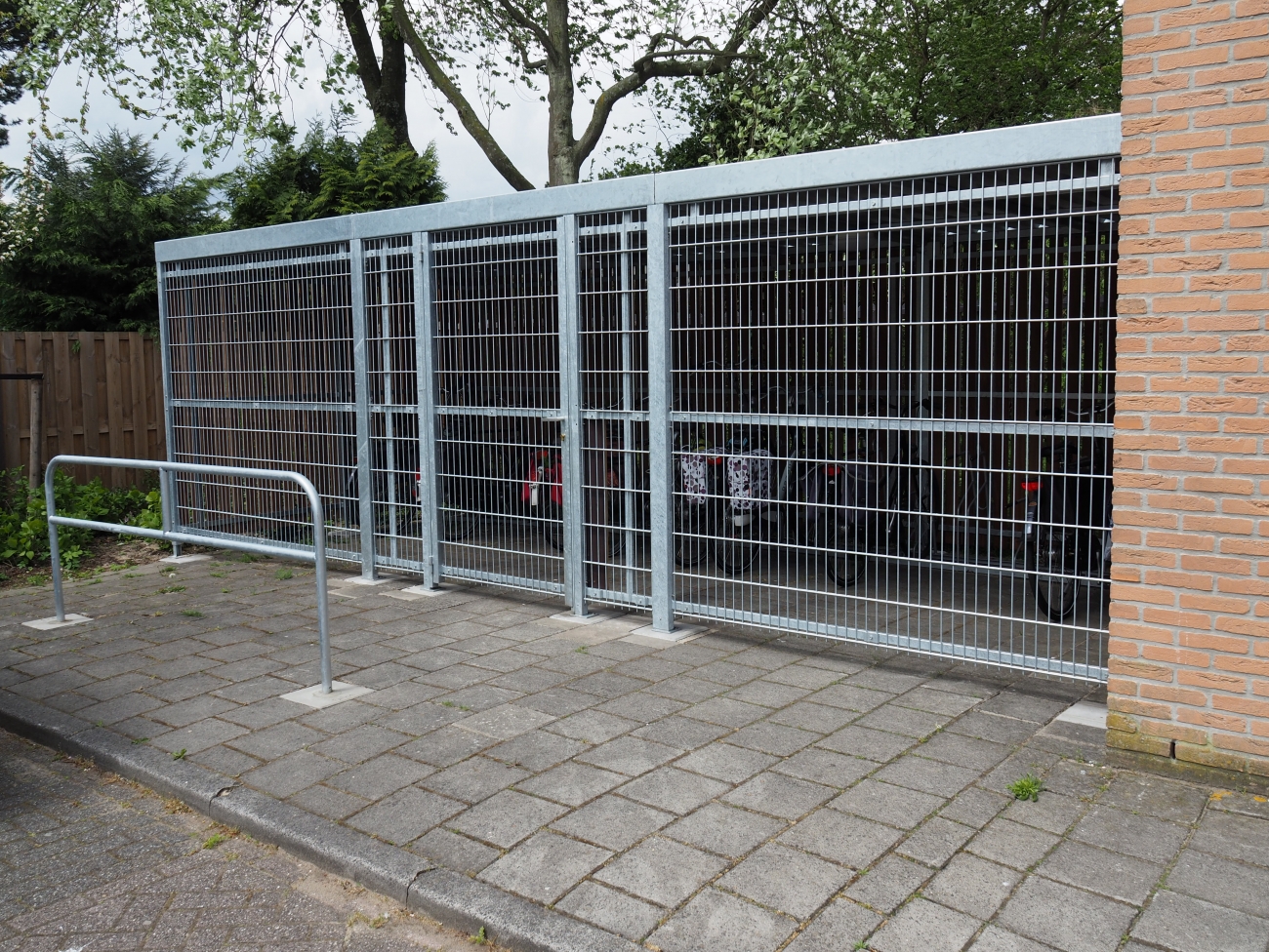 Overkapping FalcoLok met traliepanelen en deur