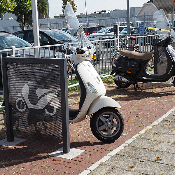 79985_scooterscherm_straatmeubilair_op maat gemaakt