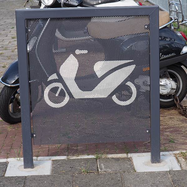 79985_scooterscherm_straatmeubilair_op maat gemaakt