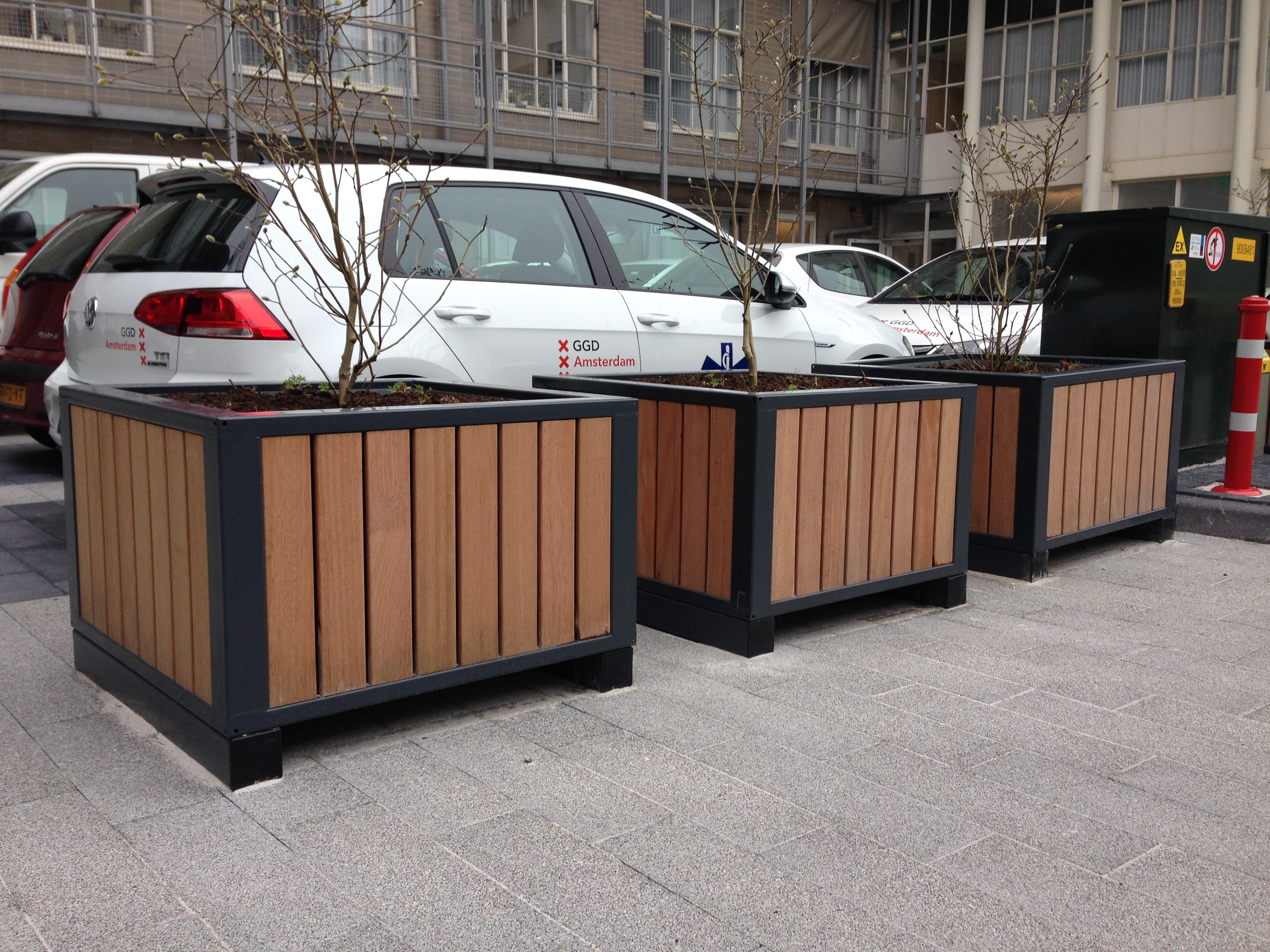 Inrichting terrein GGD met straatmeubilair