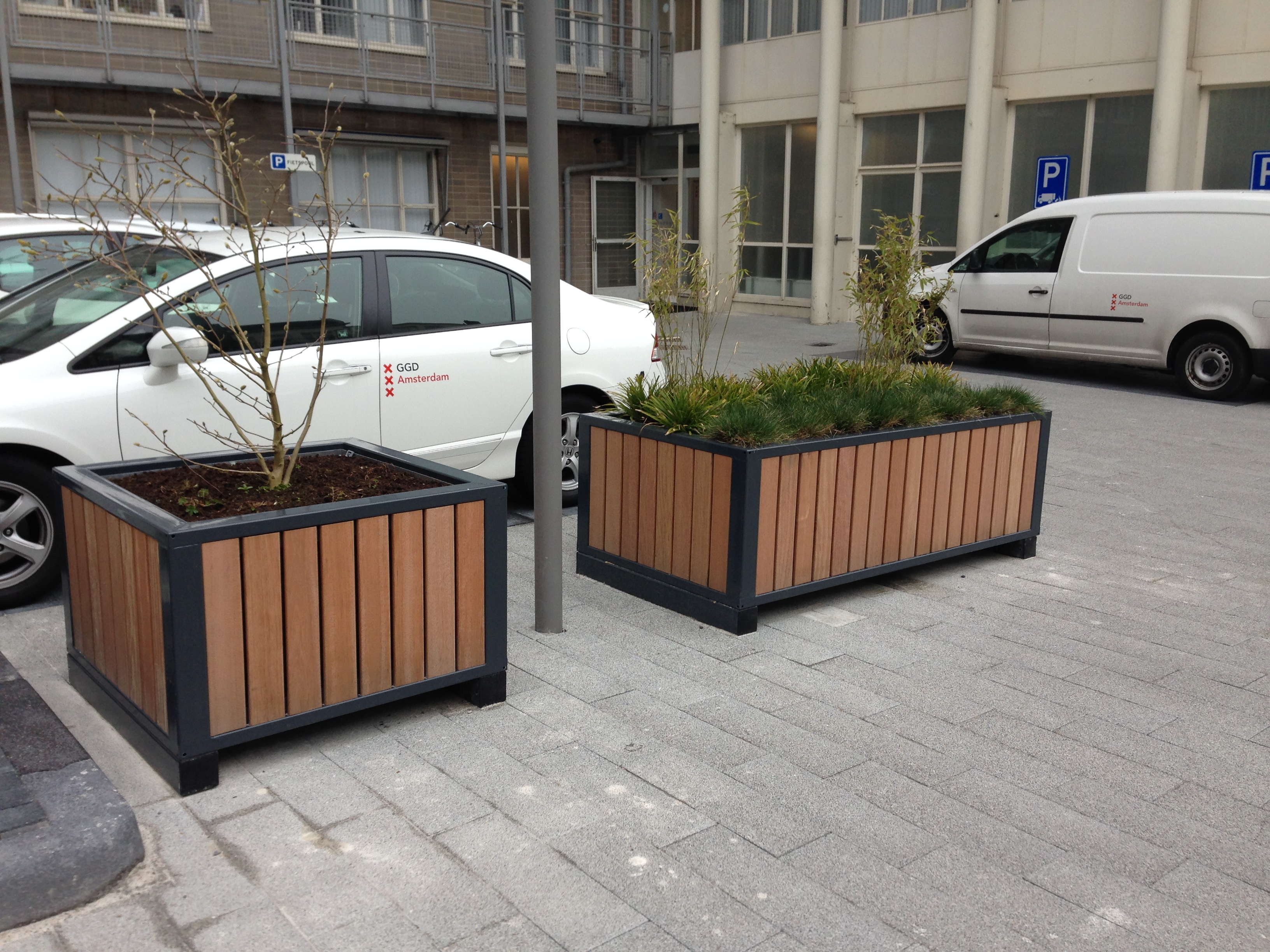 Inrichting terrein GGD met straatmeubilair