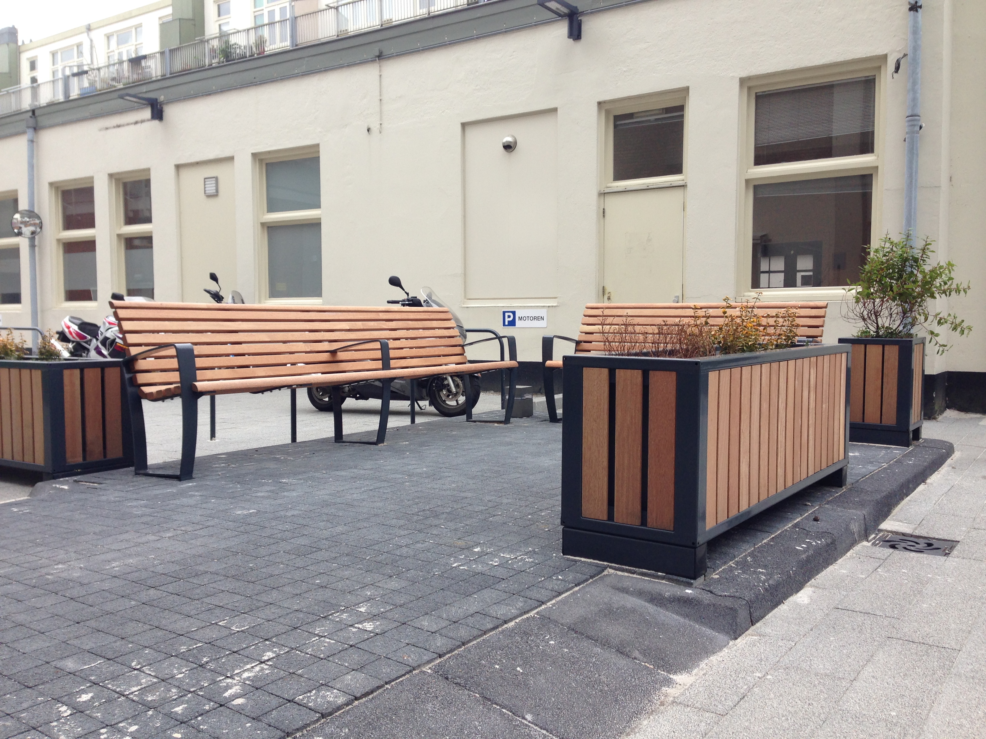 Inrichting terrein GGD met straatmeubilair