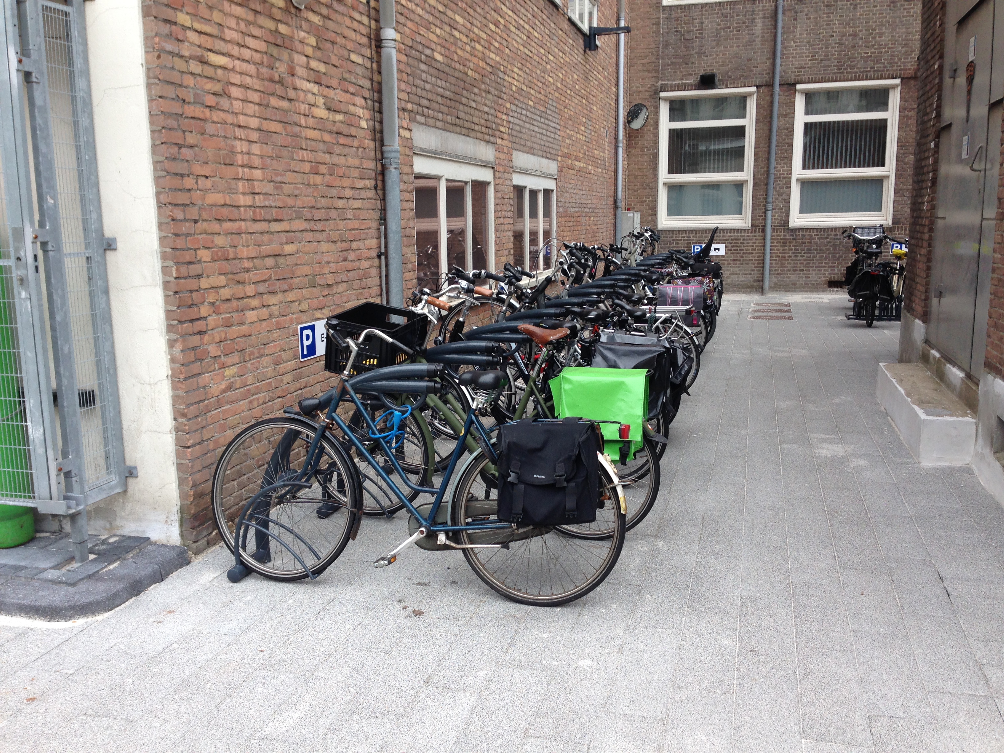 Inrichting terrein GGD met straatmeubilair