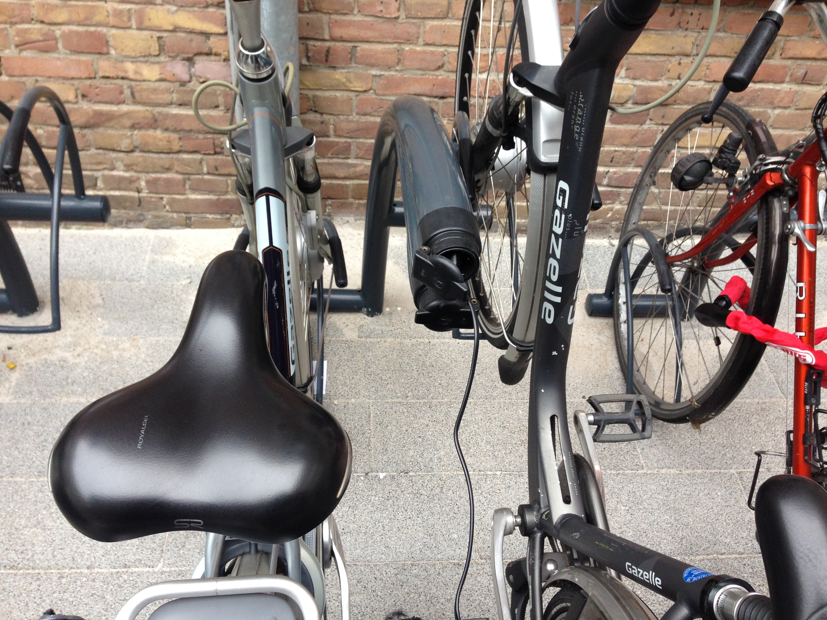 Inrichting terrein GGD met straatmeubilair