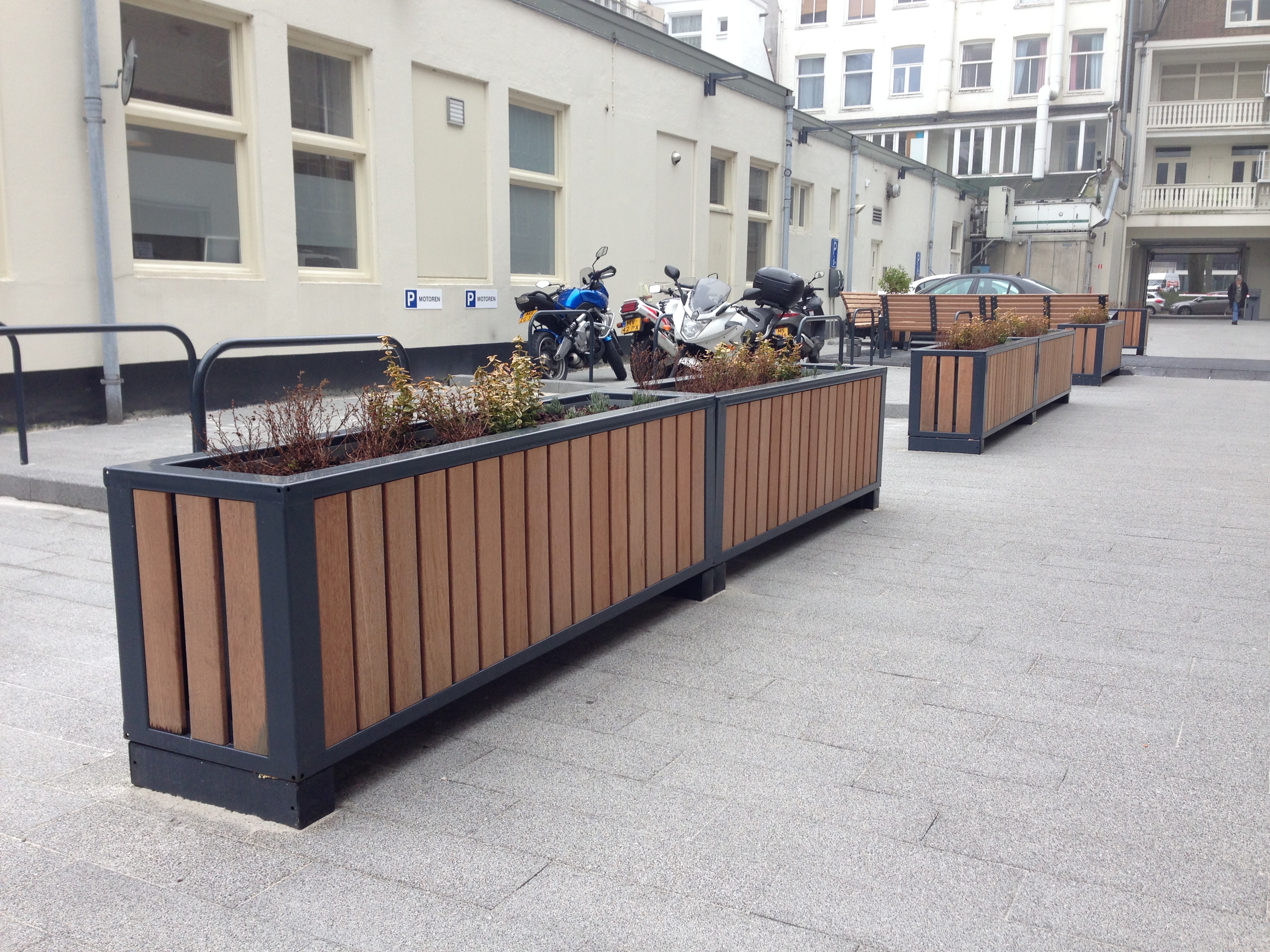 Inrichting terrein GGD met straatmeubilair