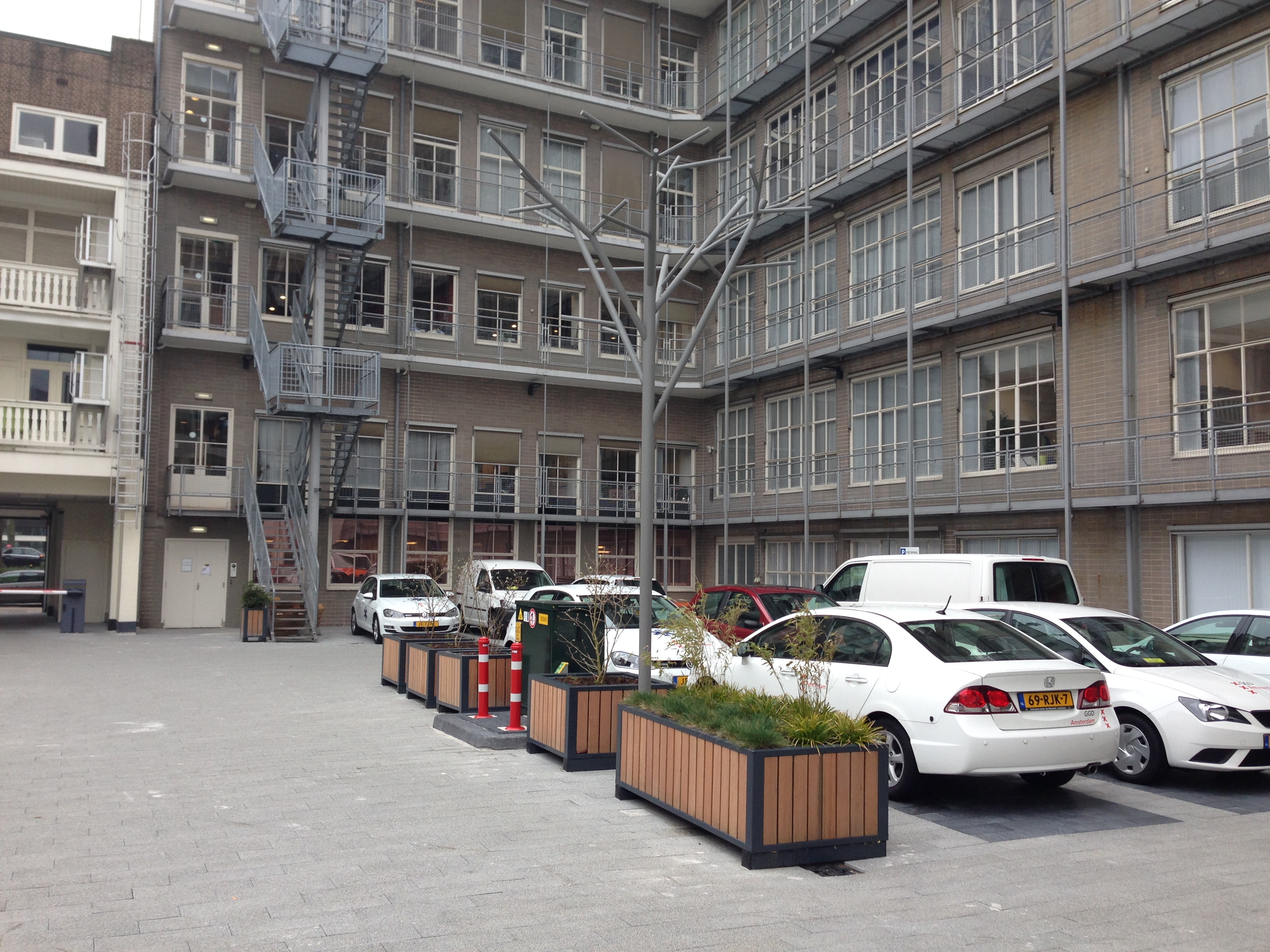 Inrichting terrein GGD met straatmeubilair