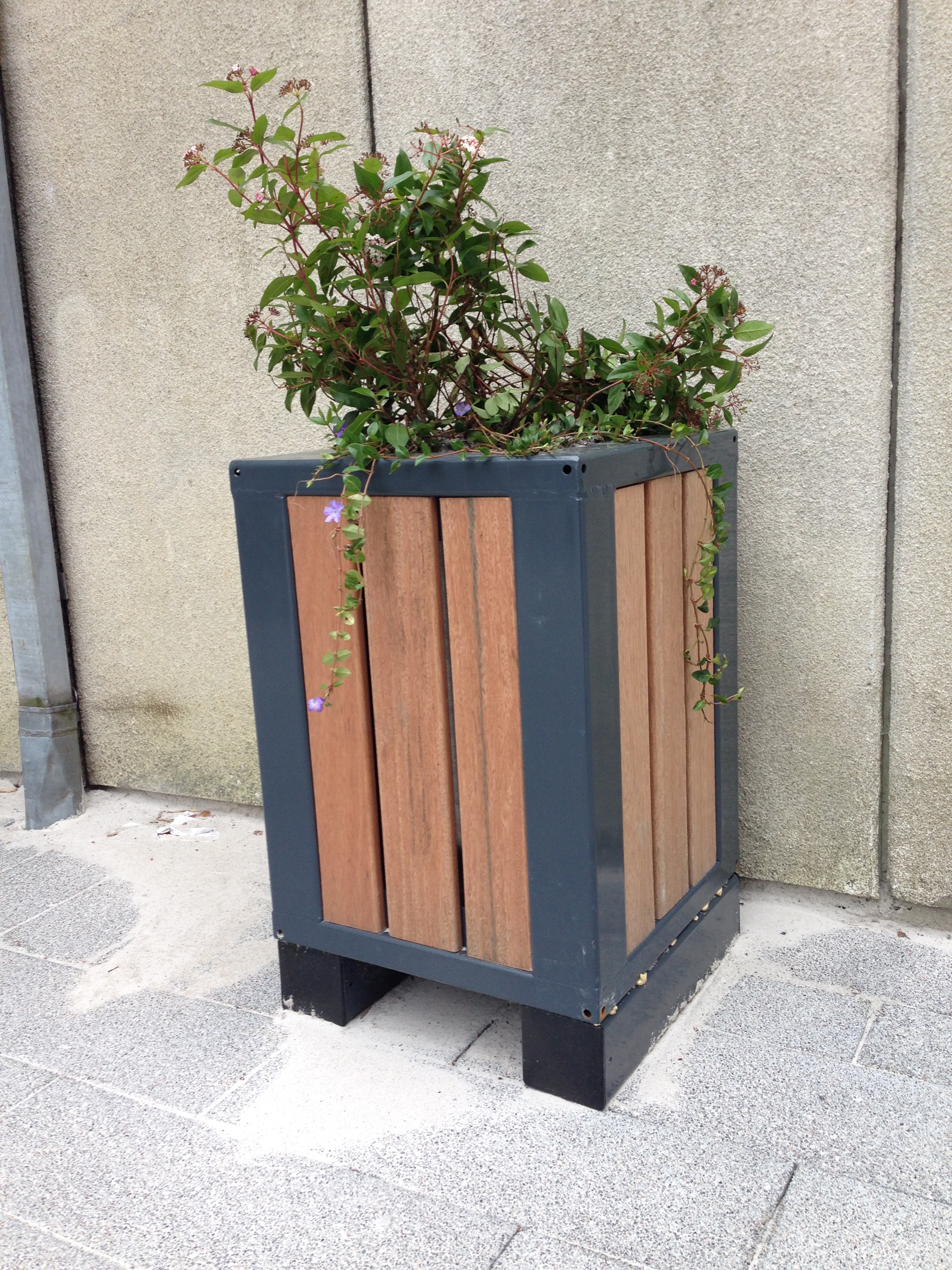 Inrichting terrein GGD met straatmeubilair