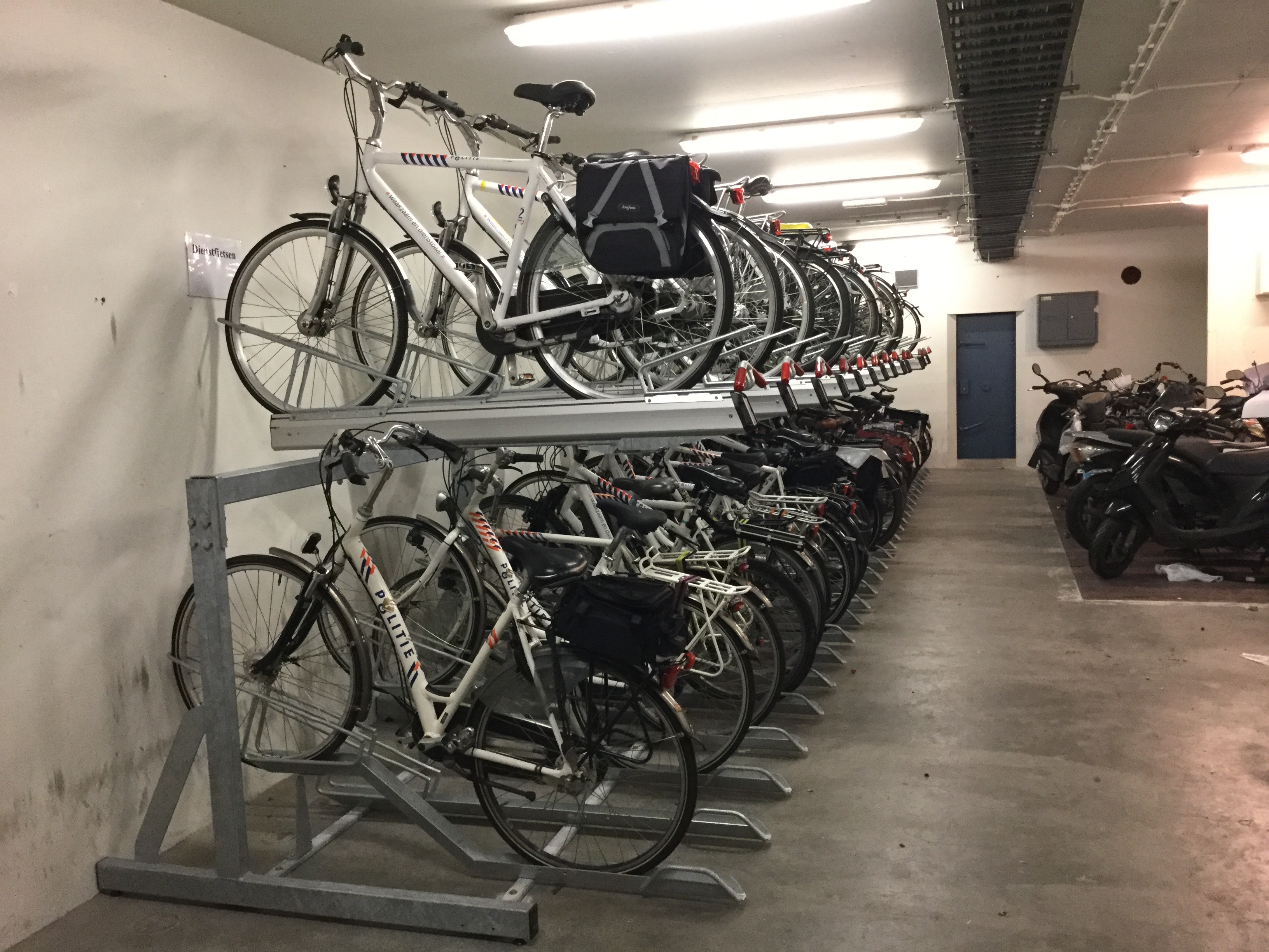 Politie Amsterdam stalt dienstfietsen in FalcoLevelPremium+