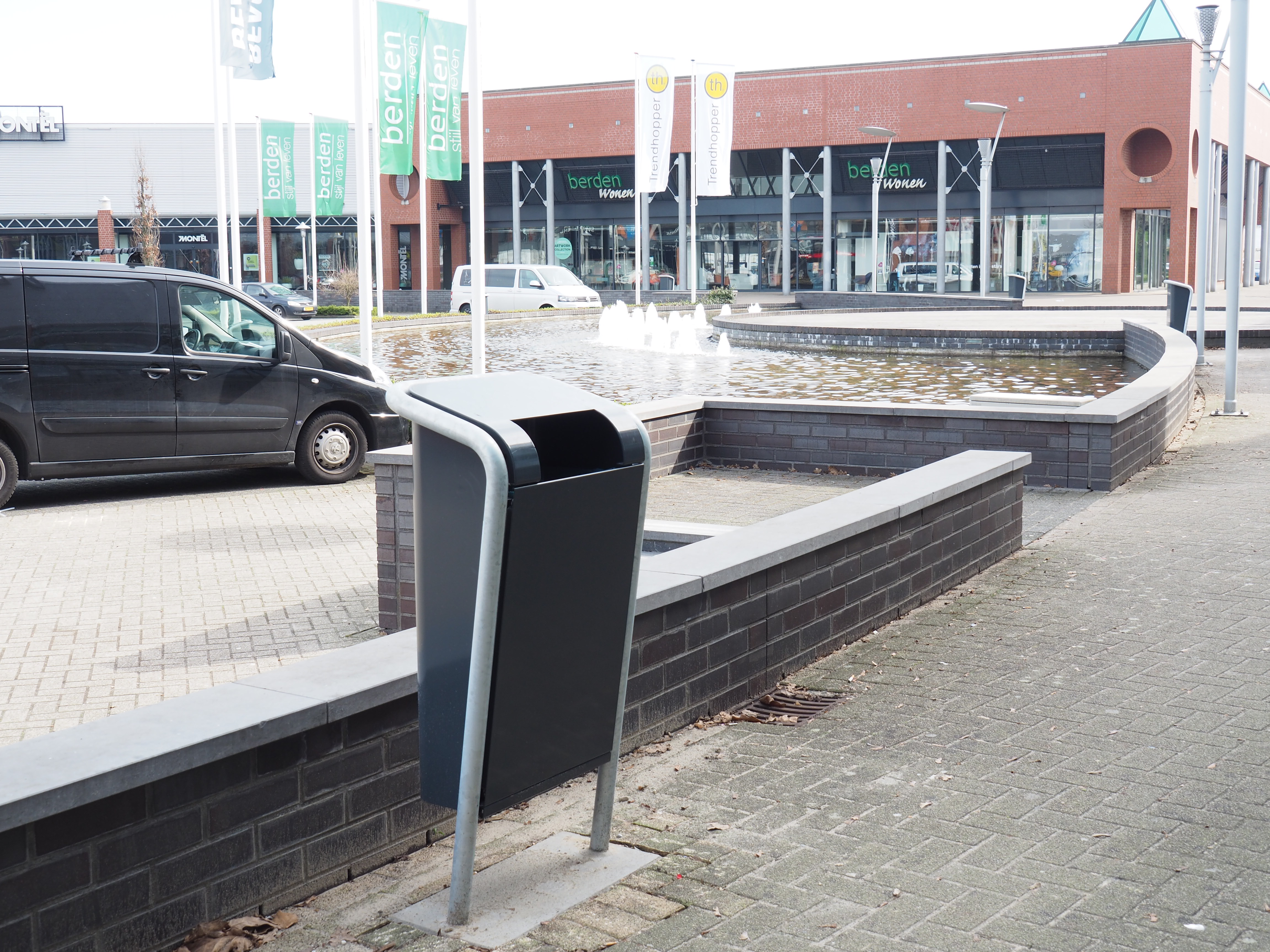 Winkelcentrum in Venlo schoon met FalcoJona afvalbakken